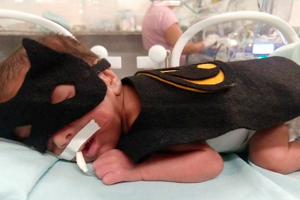 UTI Neonatal: Bebês prematuros viram super heróis em ação de acolhimento no Hospital de Base