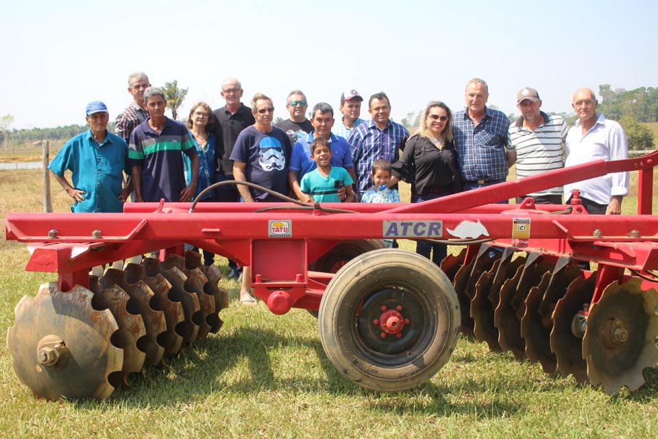 Adelino Follador participa de entrega de grade aradora para Associação Rural