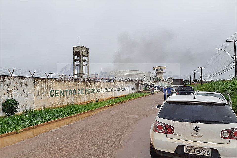 URGENTE: Familiares de apenados fecham estrada da Penal pela segunda semana