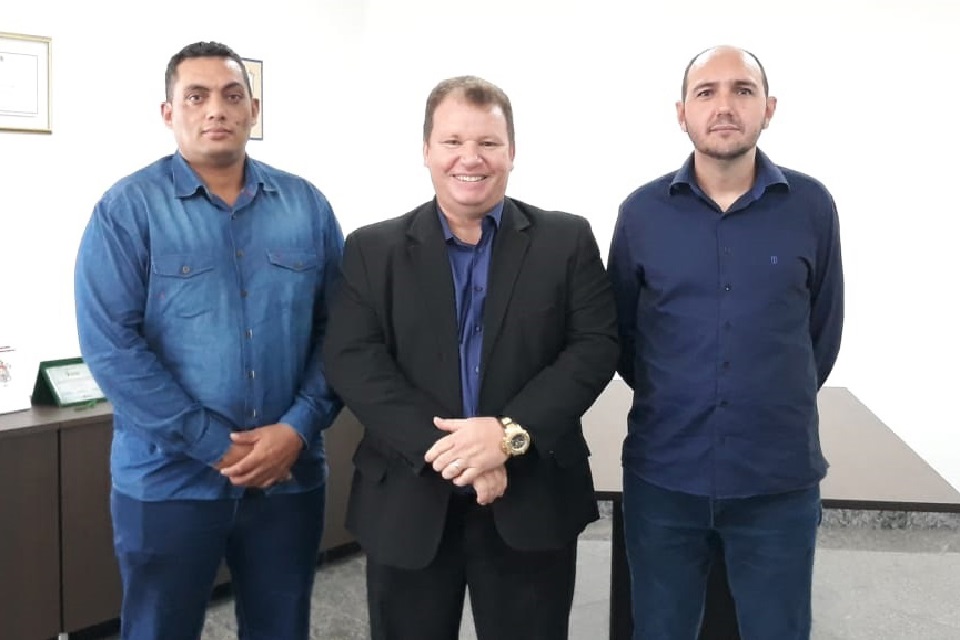 Dr. Neidson recebe lideranças de Nova Mamoré para discutir iluminação pública do município