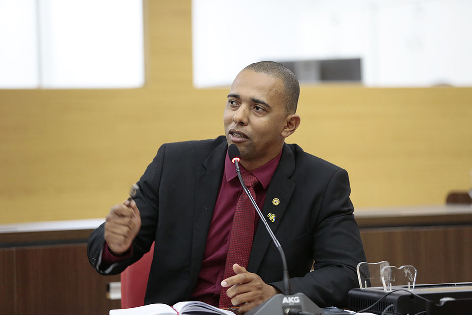 Jhony Paixão pede reforma da cobertura e rede elétrica da Escola Carmela Dutra em Porto Velho