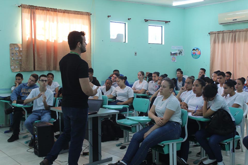 150 alunos são orientados sobre carreira profissional em projeto de França Silva com a Prefeitura de Vilhena
