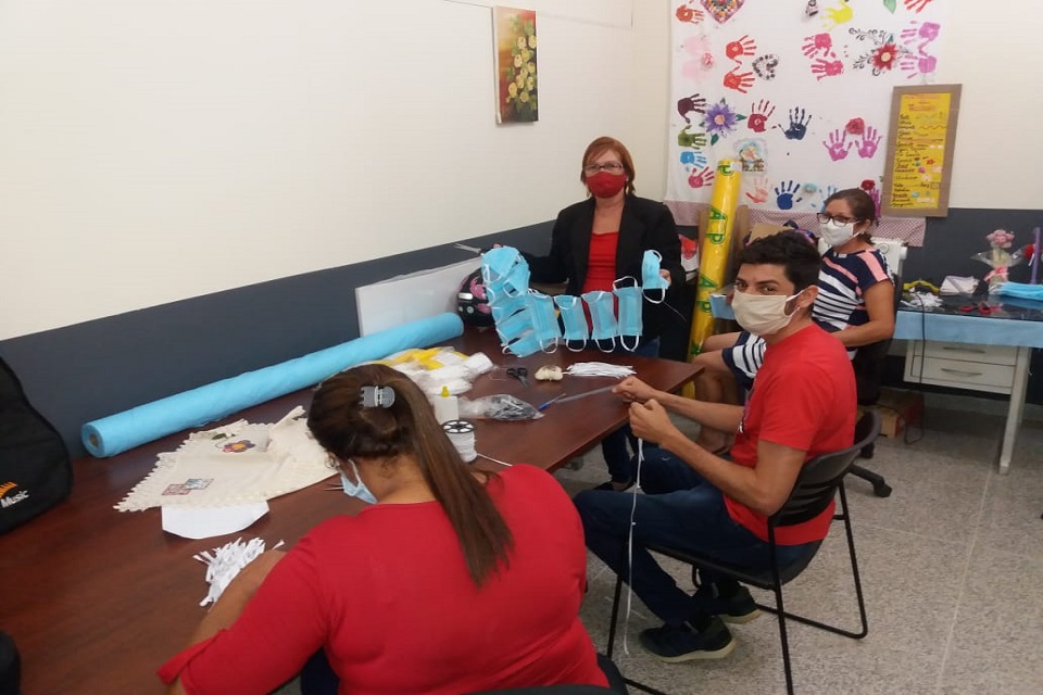 JI-PARANÁ: Prefeitura distribui máscaras para população de baixa renda