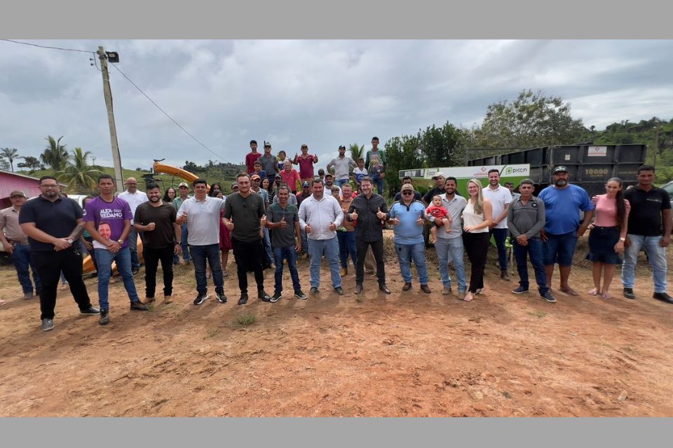 Presidente Alex Redano entrega implementos agrícolas para fortalecer a produção no distrito de Rio Branco