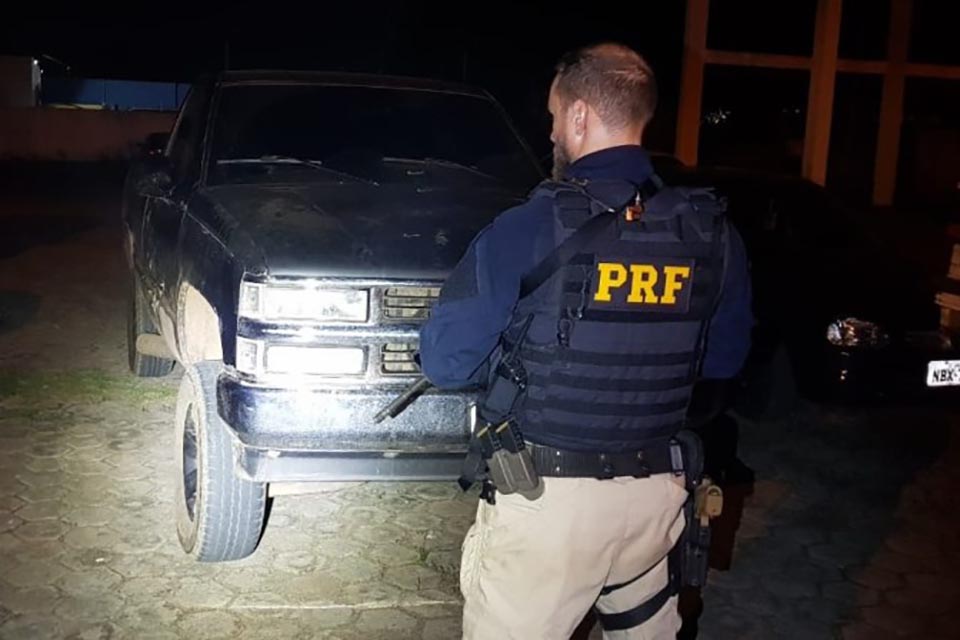 PRF recupera caminhonete roubada em Monte Negro após denúncia anônima
