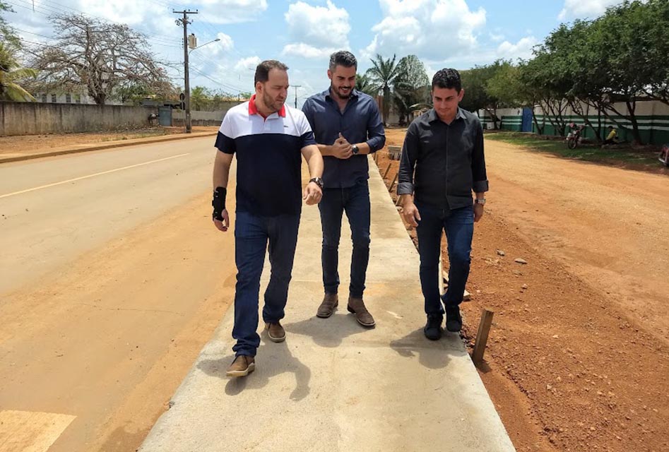 Alex Redano vistoria obras em Ariquemes feitas com recursos de emenda de R$ 400 mil