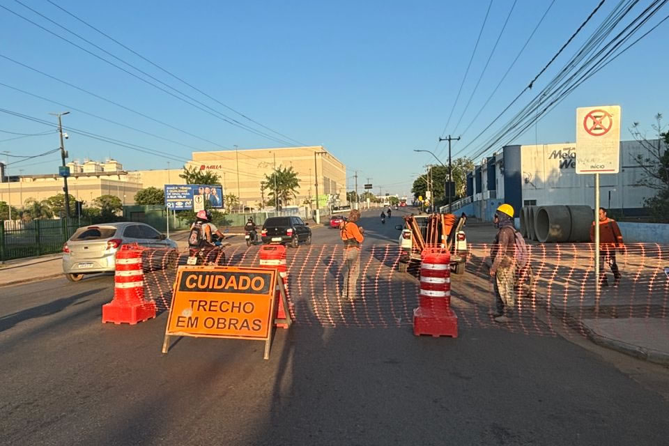 Trecho da Av. Calama, próximo ao Porto Velho Shopping, está interditado para obra de drenagem