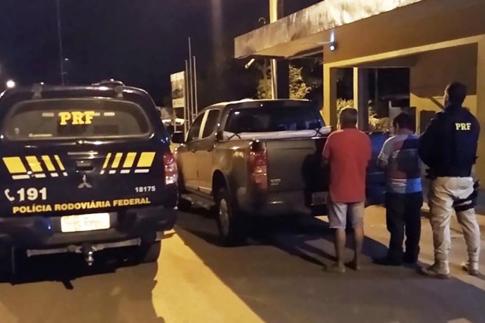 PRF prende dupla com caminhonete clonada em Ji-Paraná
