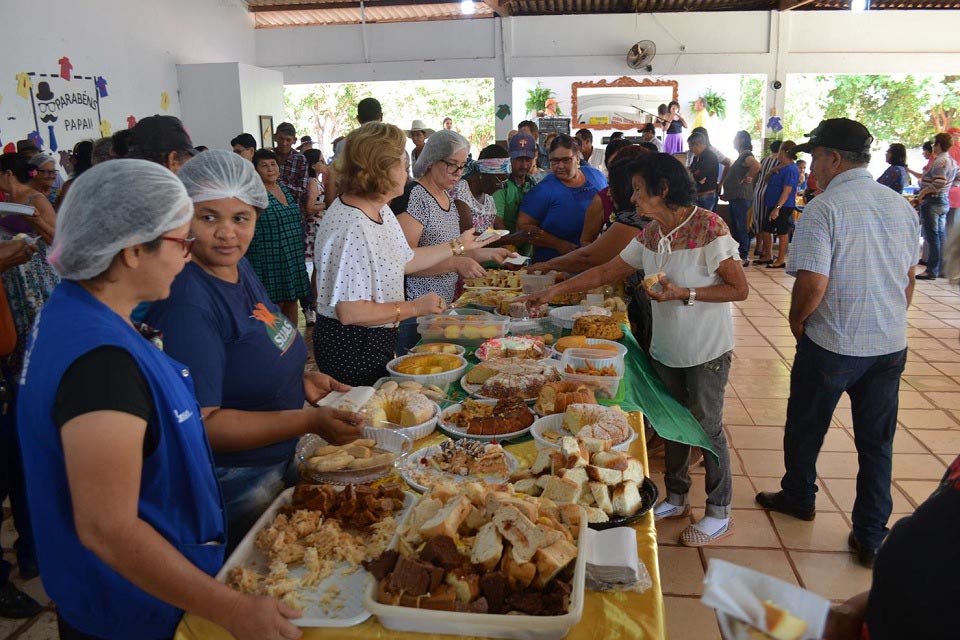 Dia dos Pais é celebrado com almoço e bolo no Centro do Idoso