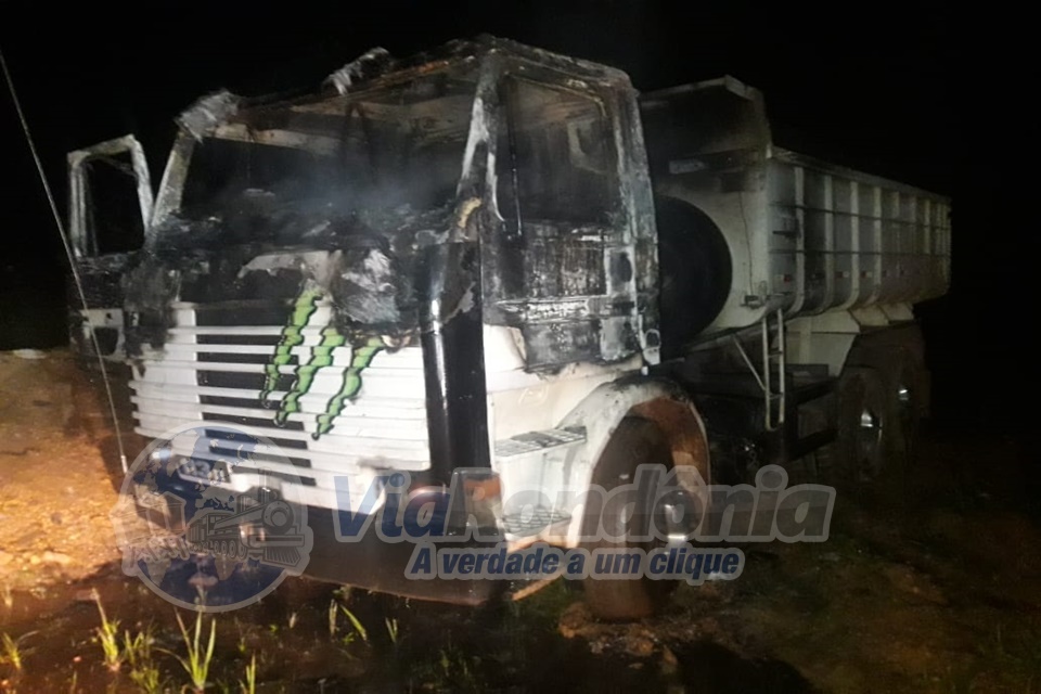 INCÊNDIO: Caminhão caçamba é incendiada na Capital 