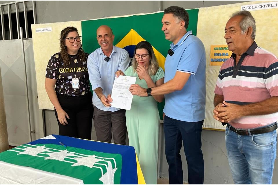 Ismael Crispin assina ordem de serviço para início da última fase de reforma da Escola Maria Crivelli