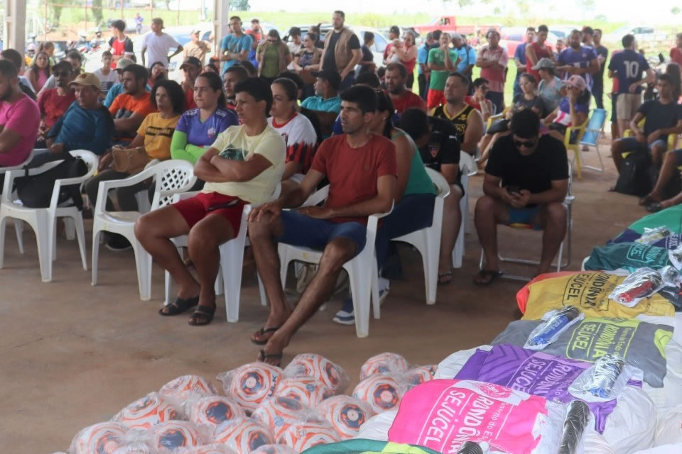 Rosangela Donadon entrega material esportivo e uniformes para atletas em Cerejeiras e Pimenteiras do Oeste