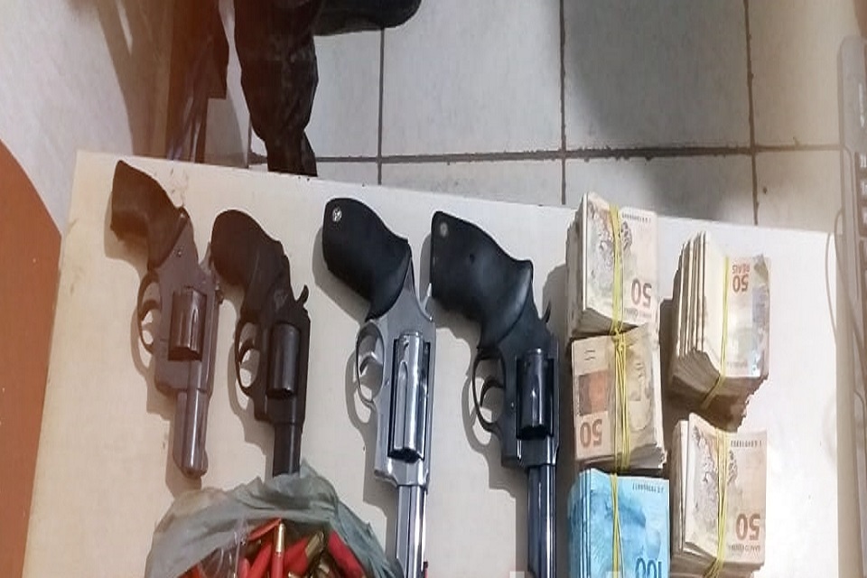 Polícia prende casal com R$52 Mil e quatro armar de fogo na zona Leste da Capital