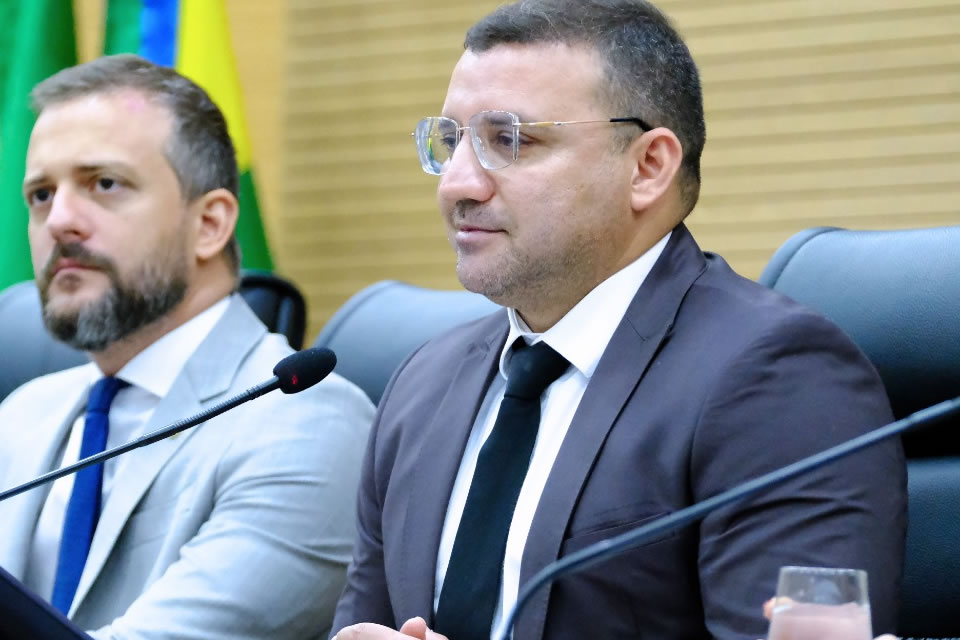 Deputado Ribeiro requer voto de louvor à profissionais da saúde