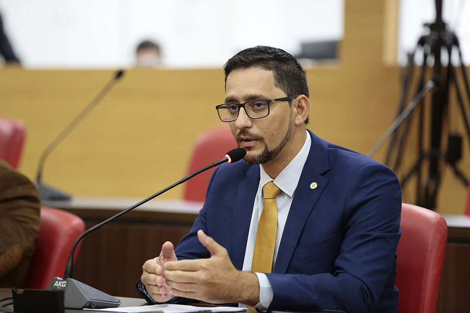   PEC assegura atuação de assistentes sociais, nutricionistas e outros profissionais nas escolas