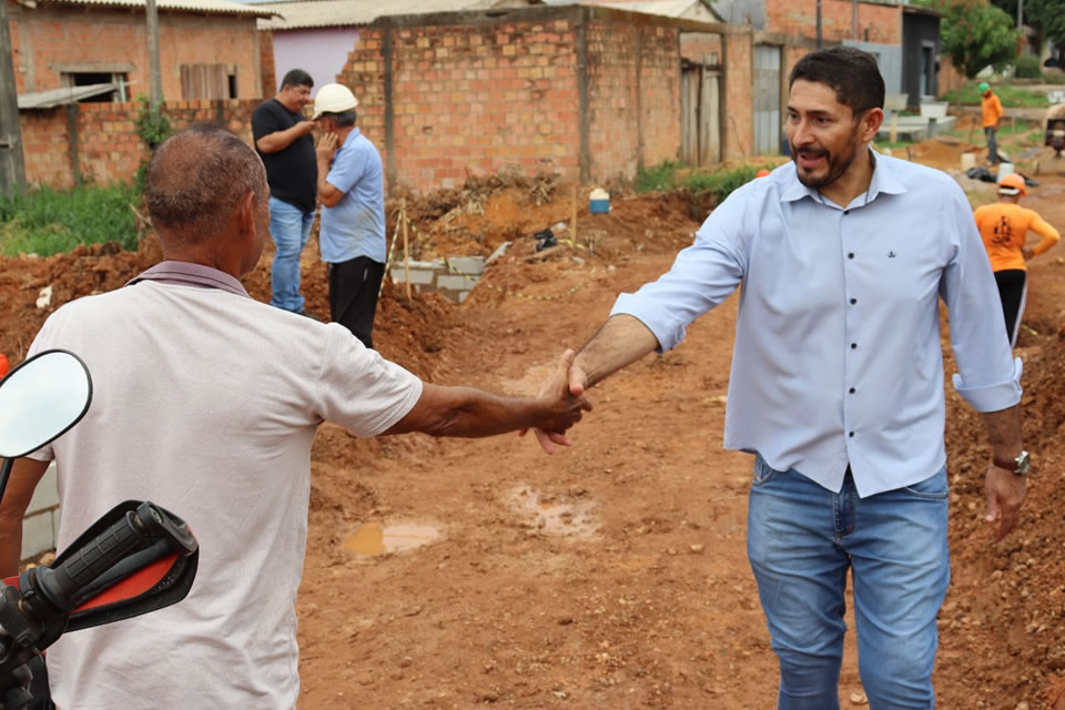 Vereador Márcio Pacele fiscaliza obras de drenagem no bairro Cidade do Lobo
