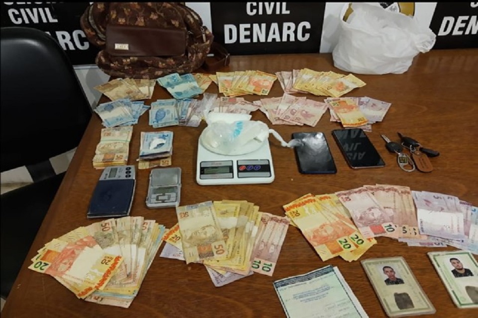 Denarc cumpre mandados e prende dupla com droga