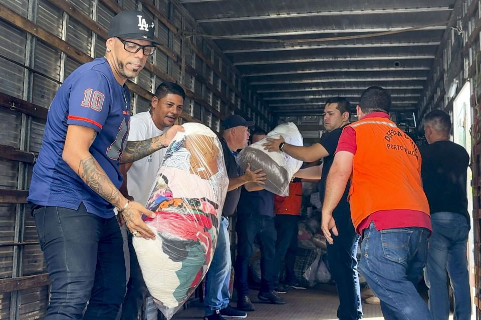 Primeiro caminhão com donativos arrecadados em Porto Velho é carregado com destino ao Rio Grande do Sul