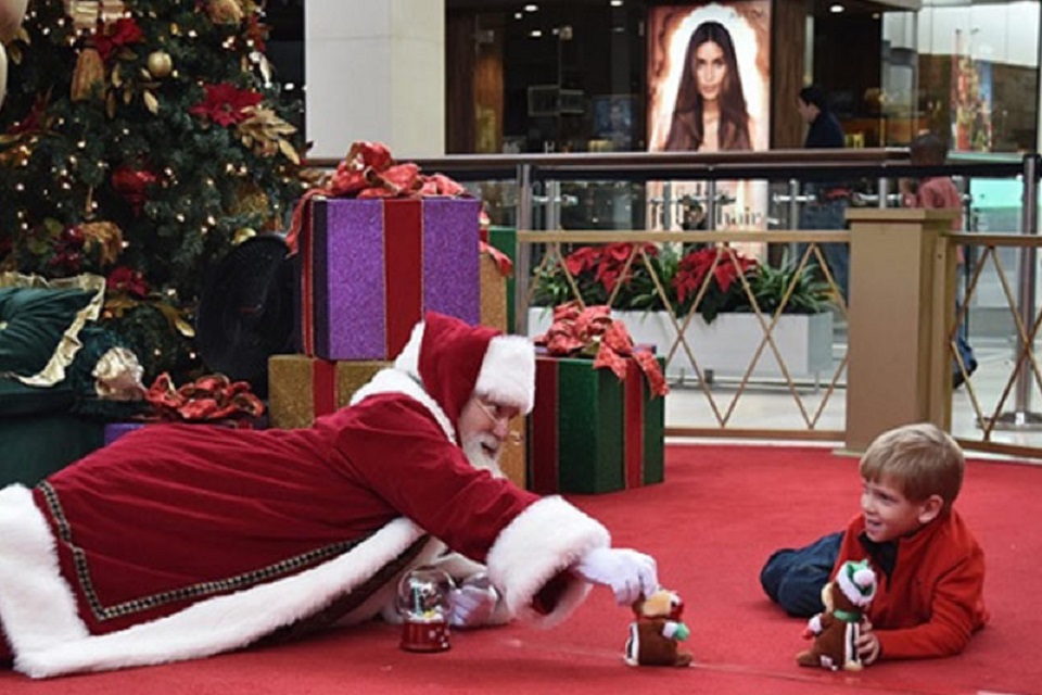 Bom Velhinho: Papai Noel deita no chão para atender crianças autistas