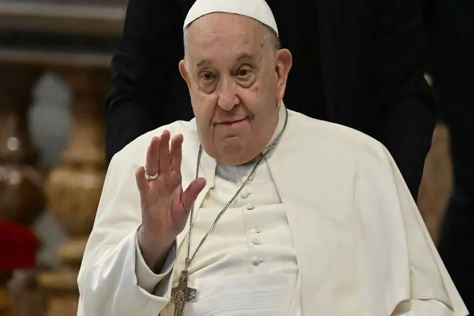 Papa Francisco sofre queda e fere antebraço em Roma