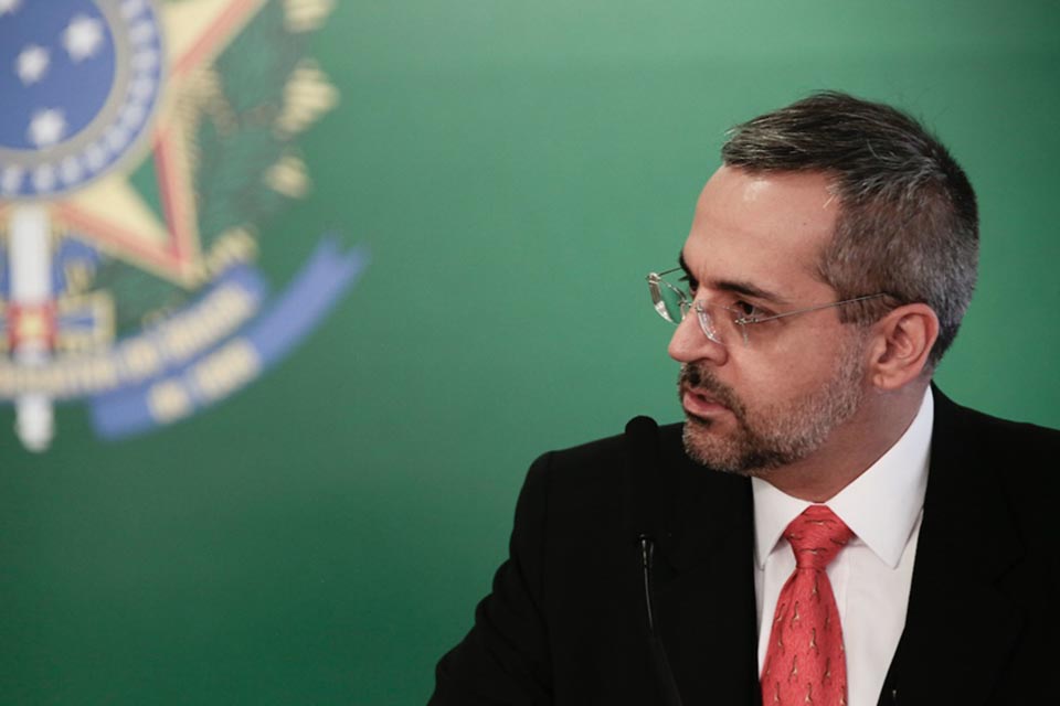 Ministro da Educação diz que universidade particular tem que se “virar” sem Fies