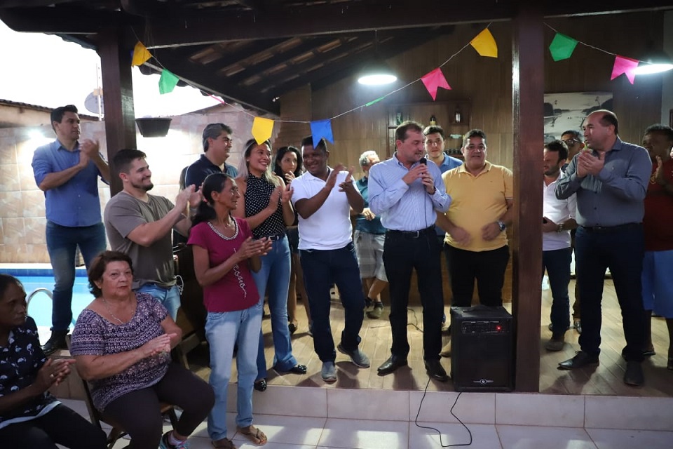 Prefeito anuncia pavimentação da rua dos Lírios, no Cohab