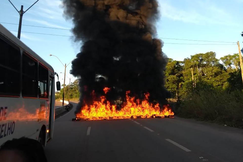 Encapuzados ateiam fogo em pneus na BR-364 perto da Usina e fogem deixando o trânsito paralisado