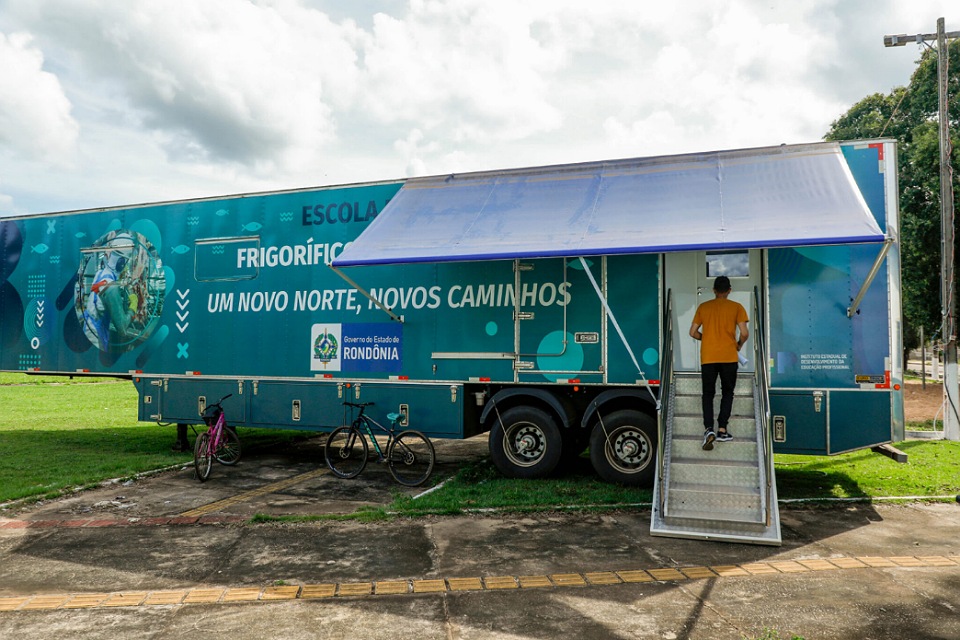 Escola Móvel de Piscicultura realiza oficinas durante exposição agropecuária, em Ariquemes