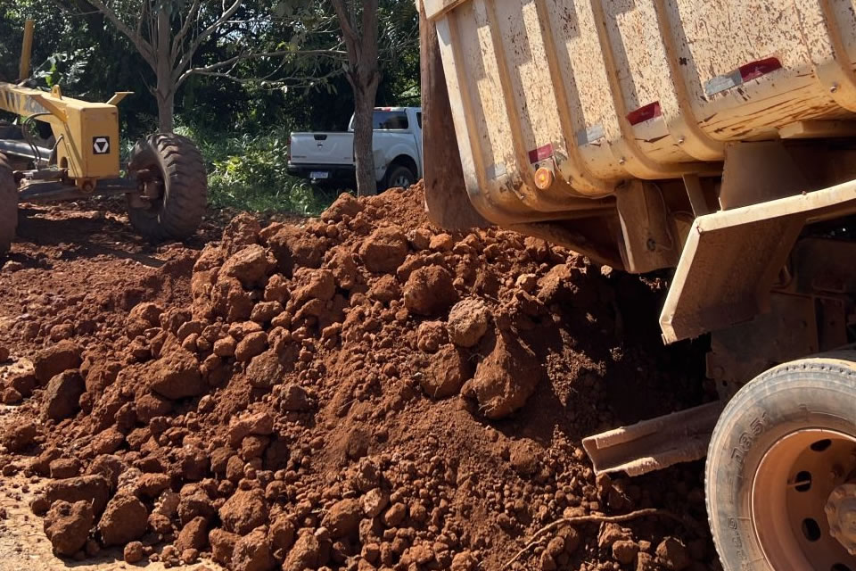 Ruas Magno Arsolino e Madagascar recebem encascalhamento, no bairro Conceição