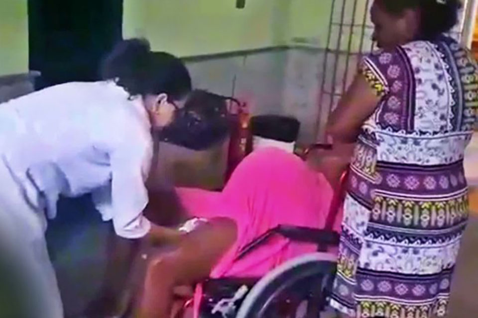 Mulher dá à luz em cadeira de rodas na entrada de hospital enquanto médico filma com celular; Veja vídeo 