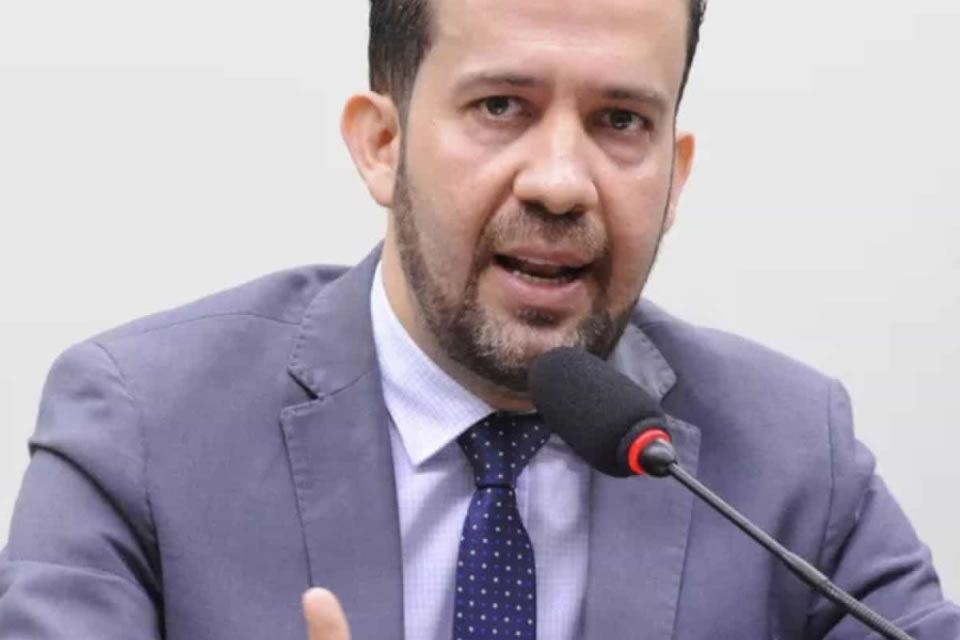 Deputados pedem investigação contra Janones
