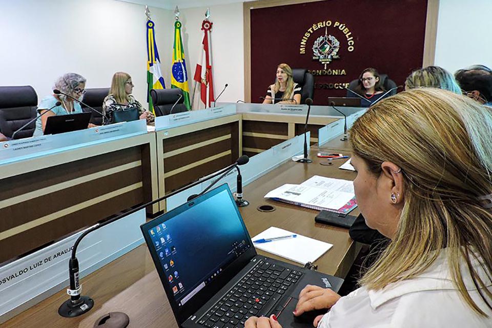 Chamada escolar, matrículas online nas escolas da rede pública e a reintegração de professores são discutidas em reunião no Ministério Público