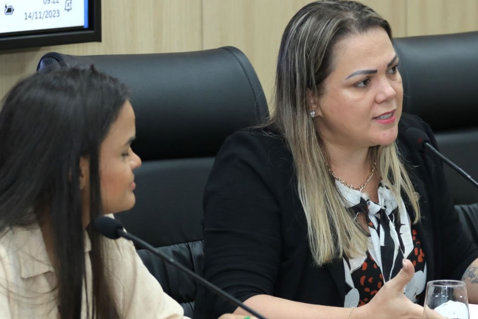 Cláudia de Jesus destaca reunião com ministra das Mulheres em Comissão