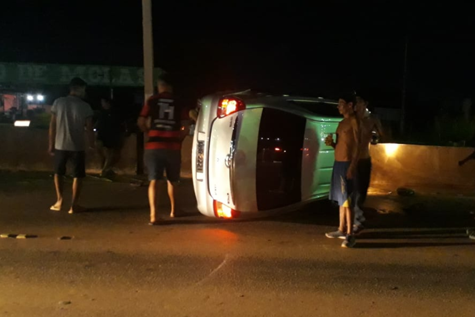 Motorista perde controle de carro e capota na BR-364 próximo de viaduto 