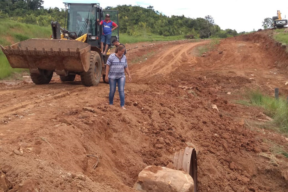 Tubos armco adquiridos via emenda do presidente Laerte Gomes são instalados na Linha C 10 em Cacaulândia