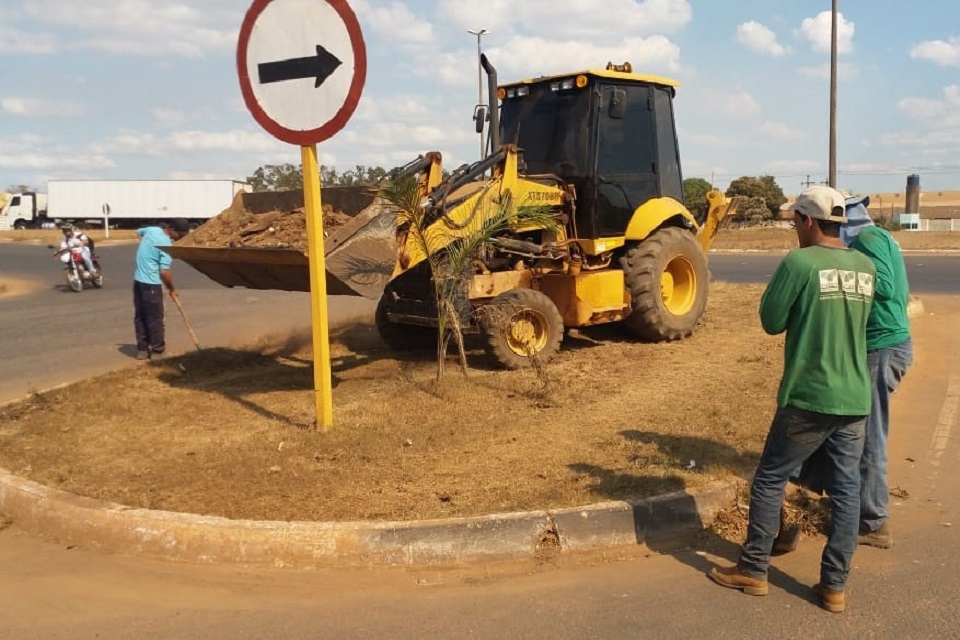 Limpeza de meio-fio e praças retiram terra, vegetação e lixo das ruas e logradouros públicos