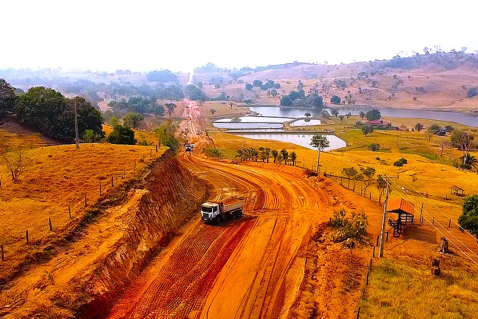 Obras de melhorias na RO-135 asseguram mobilidade e escoamento da produção na região da Zona da Mata