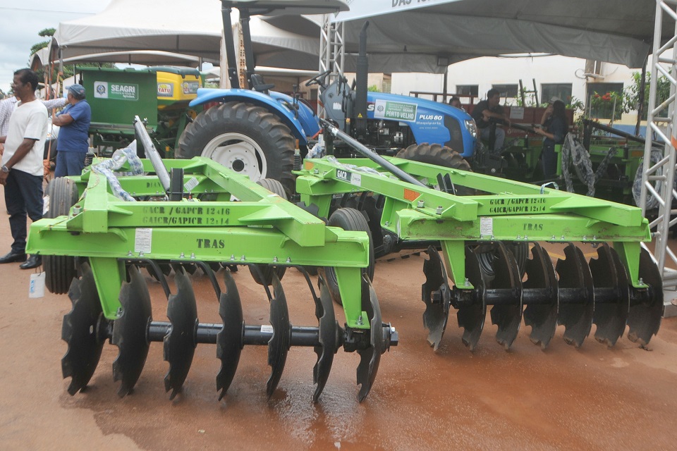 Semagric atende produtores de Nova Aliança com grade aradora