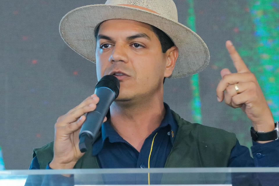 Deputado Cássio Gois destaca dia produtivo com projetos aprovados na Rondônia Rural Show em Ji-Paraná