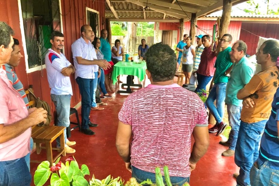 Deputado Ismael Crispin visita a Vila de Samuel e lamenta déficit de educação e segurança