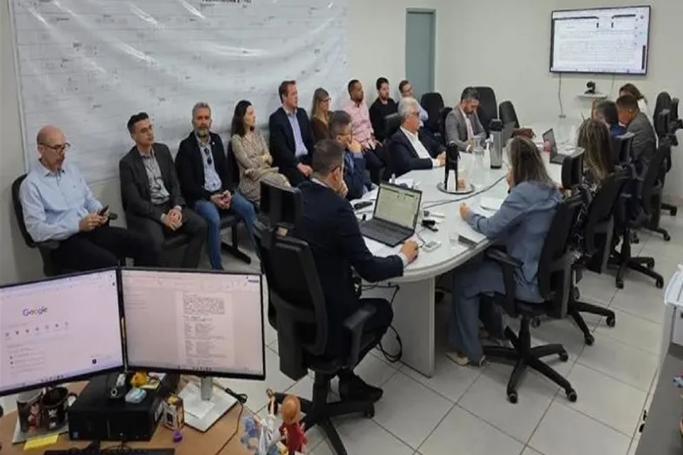 Prefeitura de Jaru constrói rede de drenagem na rua Cândido Portinari, no Setor 07; via também será contemplada com asfalto novo