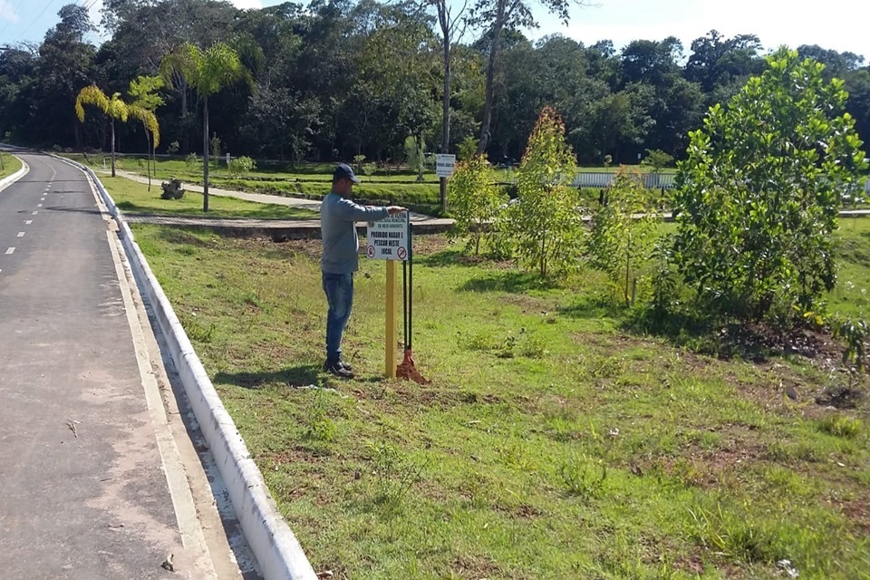 A partir de material reciclado Semma e Semtran confeccionam novas placas de sinalização.