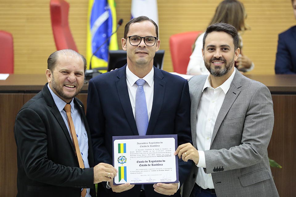 Escola do Legislativo é homenageada na ALE/RO