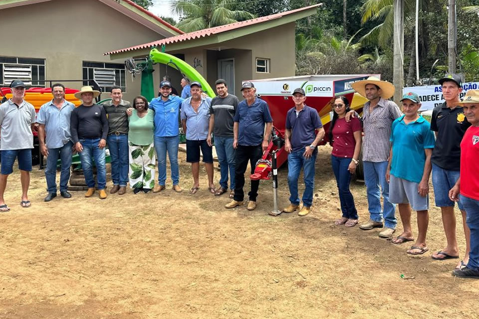 Deputado Affonso Cândido entrega implementos agrícolas para associação de Teixeirópolis
