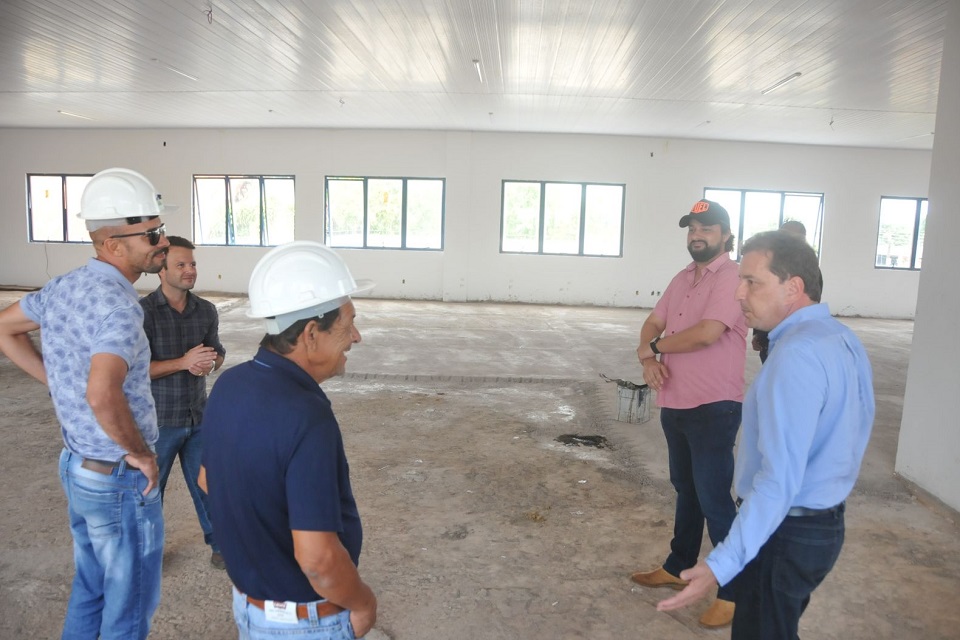 Prefeito Hildon Chaves também esteve vistoriando as obras no Colégio Padrão