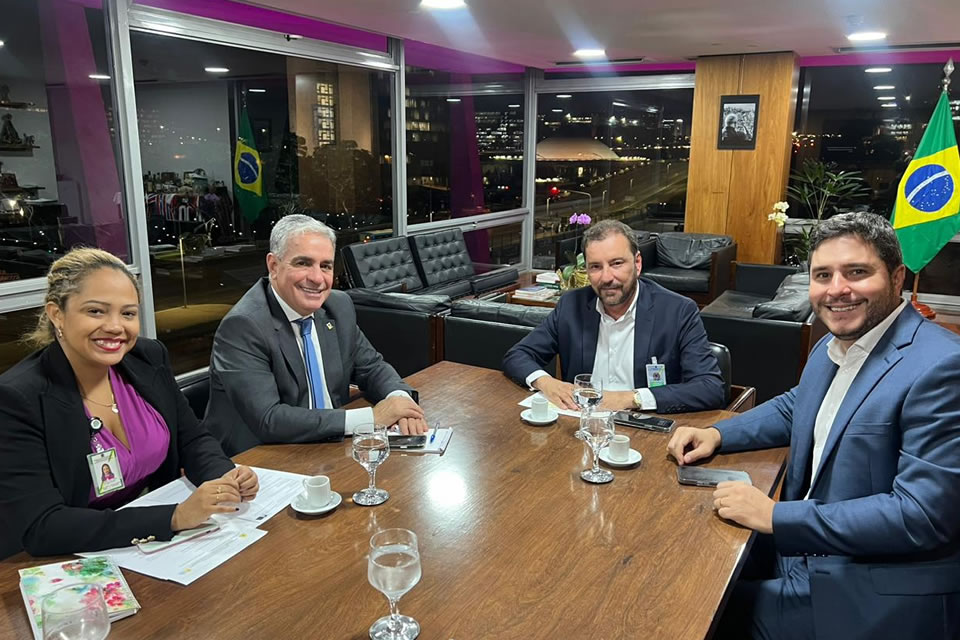 Em Brasília, prefeito Hildon Chaves assegura recursos para finalizar obras na rua Humaitá e bairro Igarapé