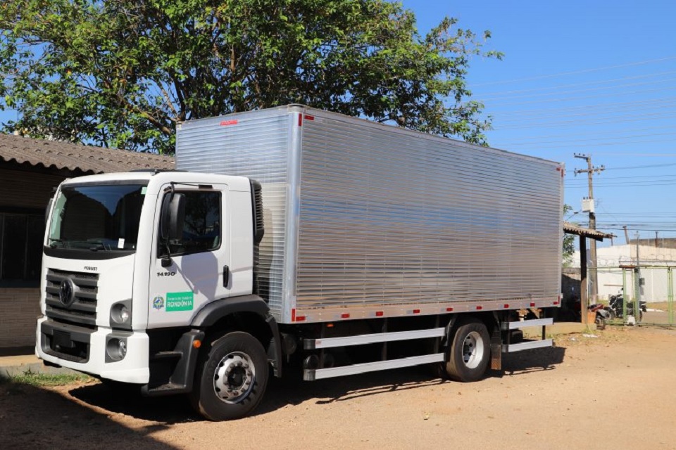 Sistema Penitenciário de Rondônia recebe caminhão que vai auxiliar na distribuição de materiais para unidades prisionais