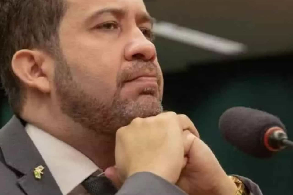 Janones é acusado de fazer rachadinha; deputado nega e Gleisi sai em sua defesa