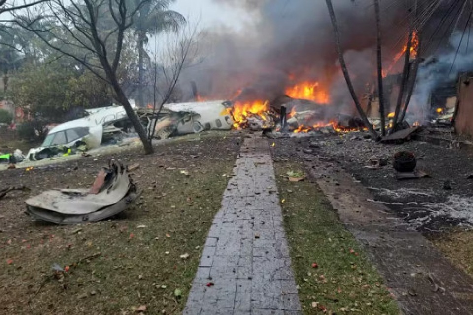 Avião com 62 pessoas a bordo cai em Vinhedo; veja as imagens