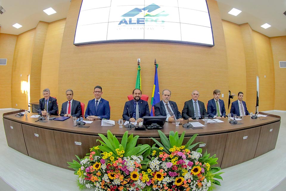 Conselheiro Edilson Silva e desembargador Renato Mimessi recebem a mais alta comenda da Assembleia Legislativa